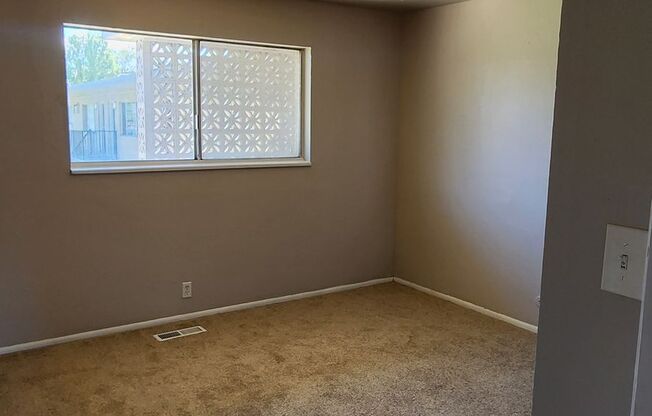 2 beds, 1 bath, 800 sqft, $995, Unit #20
