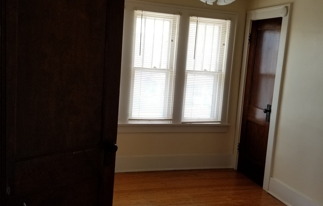 3 beds, 1 bath, $1,350, Unit 3418