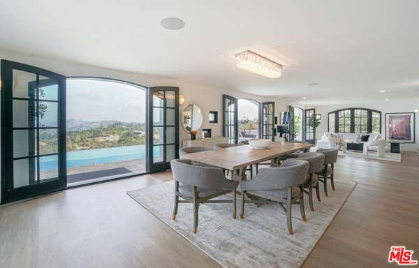 13211 MULHOLLAND DR