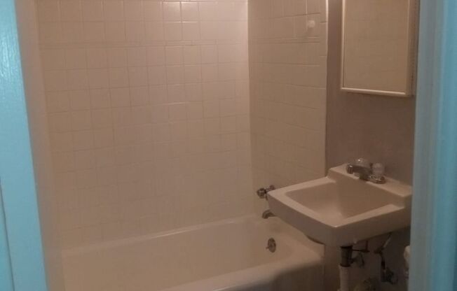 1 bed, 1 bath, 430 sqft, $1,400, Unit 909