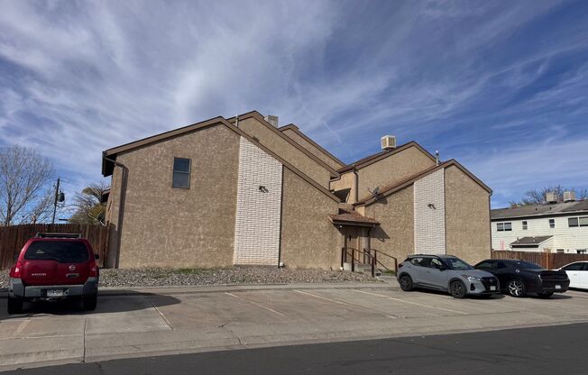 Sunny and Cute 2 Story, 2Bed, 1.5Bath Townhouse in Grand Junction!!!!