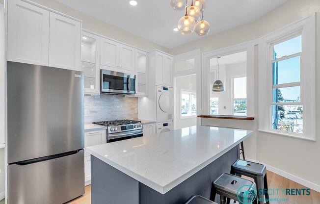 Mission Dolores: Top Floor 3 or 4 Bedroom Remodeled Flat w/ Views + Bonus Room + Shared Yard