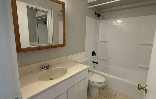 2 beds, 1 bath, 910 sqft, $1,820, Unit 52OH-10