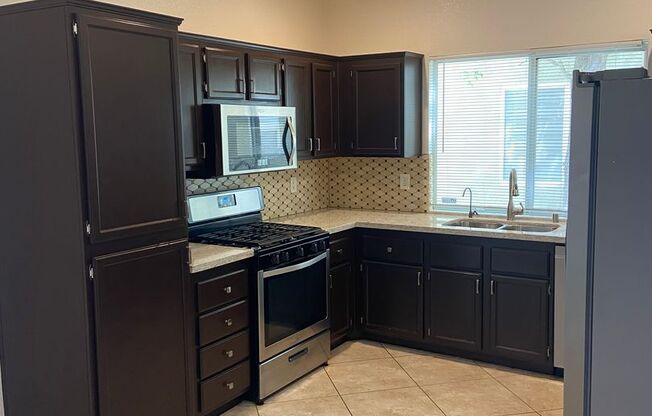 Two-story, 3 bedrooms located in Peccole Ranch