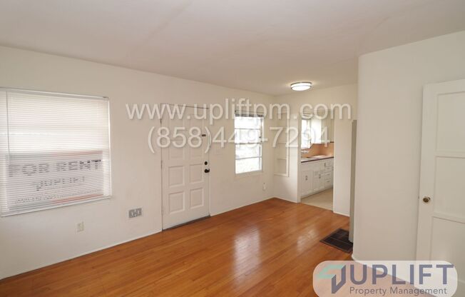$500 off MOVE IN NOW! University Heights historic 1 bed end unit!