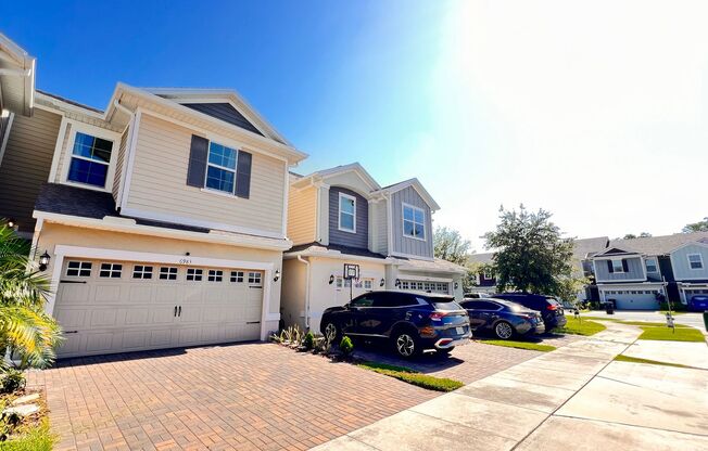Charming 3-Bedroom Townhome with Community Amenities in Orlando!