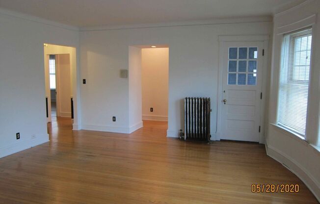 Available October 2025- Gorgeous, Sunny 1 Bedroom Flat with Hardwood floors and Free Heat!