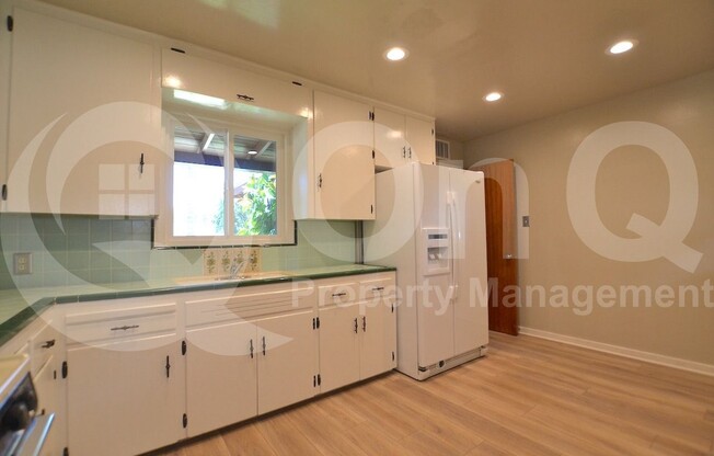 1930 E SOLANO DR