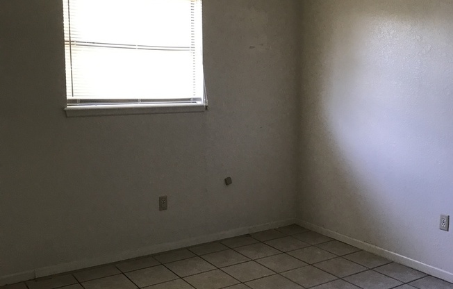 3 beds, 1 bath, $1,100