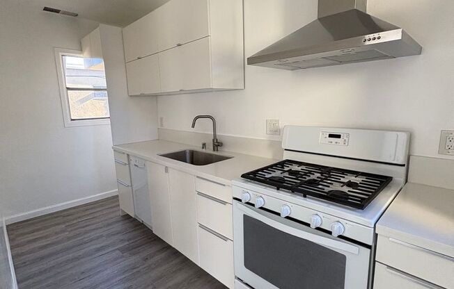 1 bed, 1 bath, 425 sqft, $1,695, Unit 11