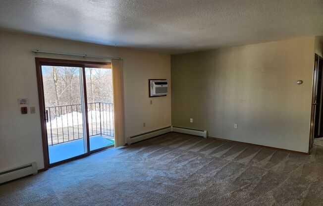 2 beds, 1 bath, $800, Unit 06