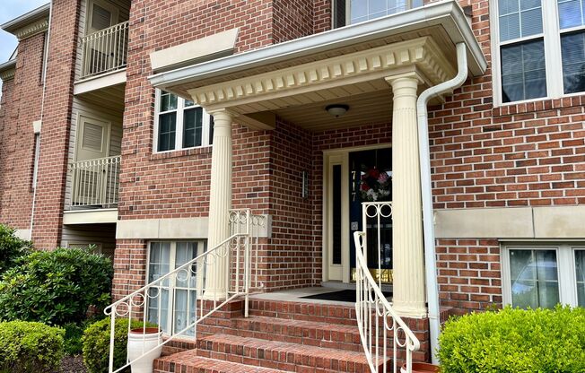 Charming 2 Bedroom/2 Bathroom Apartment Unit in Pond Condos!