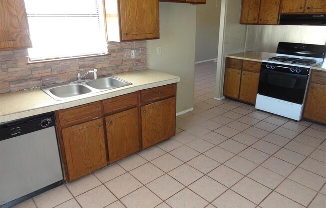 3 beds, 2 baths, $1,595