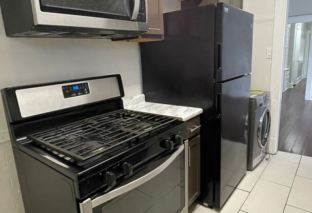 Completely remodeled 2 bedroom apartment near Case Weston Reserve University