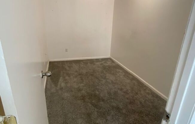 2 beds, 1 bath, 1,000 sqft, $1,250, Unit 609B