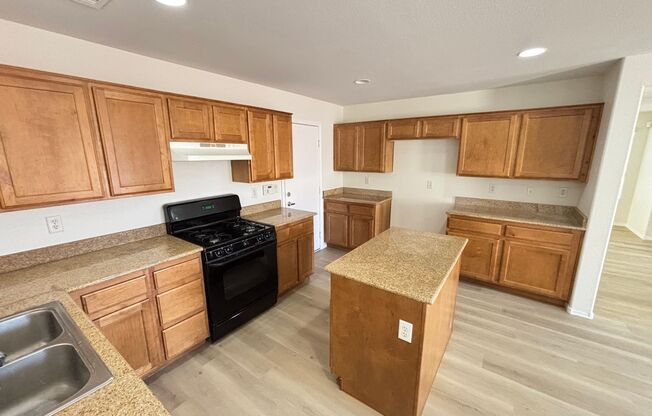 Gorgeous 3bed/1bath w/ 2 Car Garage located in Henderson!— Enjoy Rent-Free Holidays!