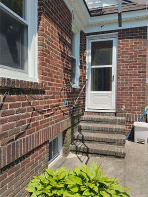 2 beds, 1 bath, $2,400