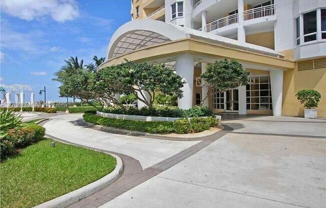 OVERSIZED, BRIGHT AND SPACIOUS 1 BEDROOM/1.5 BATHROOM UNIT IN II TEQUESTA.
