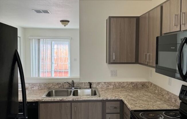 2 beds, 1.5 baths, 1,008 sqft, $1,395, Unit UNIT E