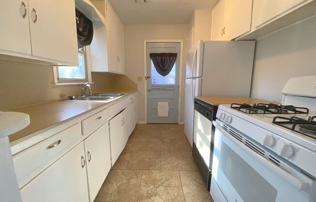 2 beds, 1 bath, $1,195