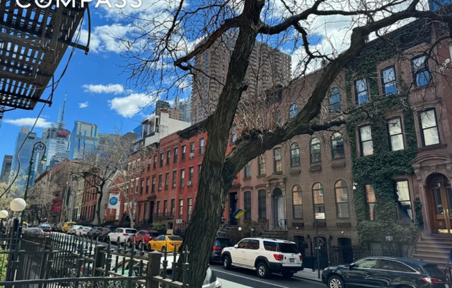 451 W 44 ST