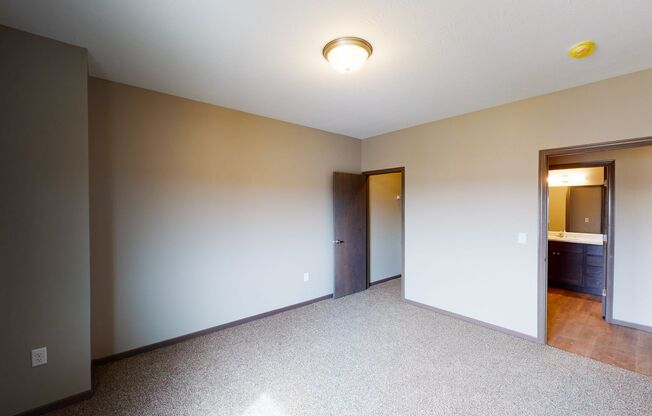 3 beds, 1 bath, 1,003 sqft, $1,255, Unit 321-2210