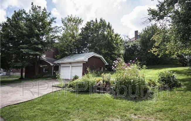 105 N Meadowcroft