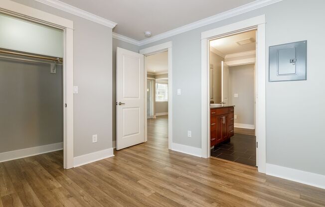 BEAUTIFUL condo-quality 2bedroom, in the heart of BALLARD! Top floor, amazing views with private balcony!
