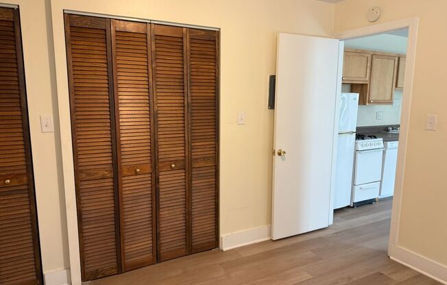 1 bed, 1 bath, 572 sqft, $1,350, Unit Old King Edward 1