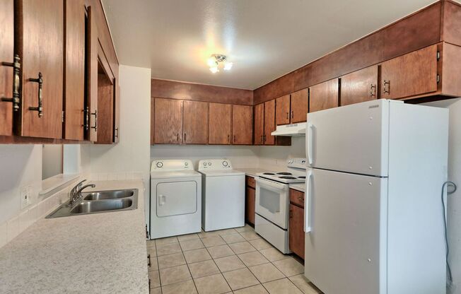 3 beds, 1 bath, $1,575, Unit 2821 Stanford Rd