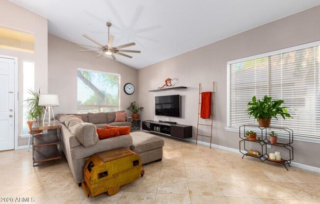 Grayhawk. Single story, 3 bed, pool, solar panels, Pool and Landscaping service included