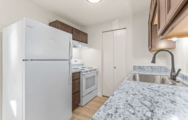 Charbern Apts - In The Heart of Milwaukie Oregon