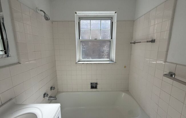 Studio, 1 bath, 295 sqft, $1,175, Unit Old King Edward 731
