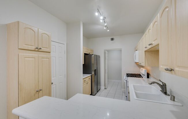 Charming 3-Bedroom Townhome in Stone Canyon, Henderson!