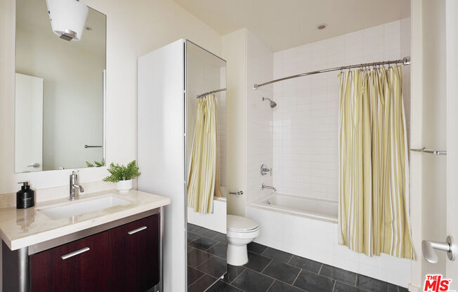 1 bed, 1 bath, 970 sqft, $3,500, Unit 1307