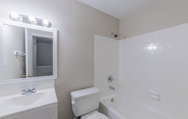 2 beds, 1 bath, 925 sqft, $1,350, Unit 821HLA