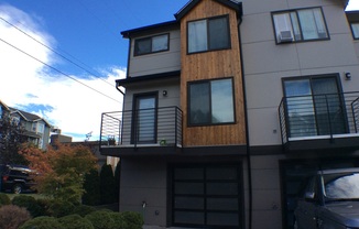3-Bedroom Townhome Near Roosevelt Lightrail Station