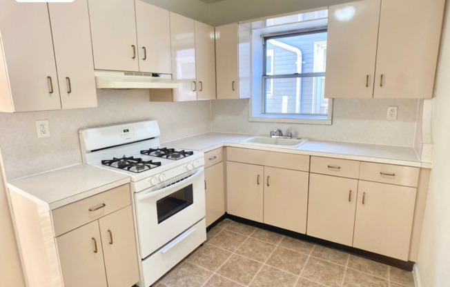 1 bed, 1 bath, $2,050, Unit 2R