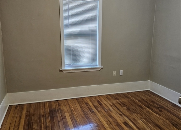 3 beds, 1 bath, 900 sqft, $1,850, Unit 3R