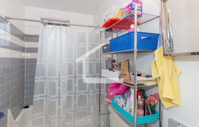 2 beds, 1 bath, $3,300, Unit 4B