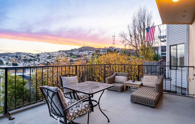 Corona Heights: Townhouse w/ Spectacular Views, Deck, Yard & Optional Parking