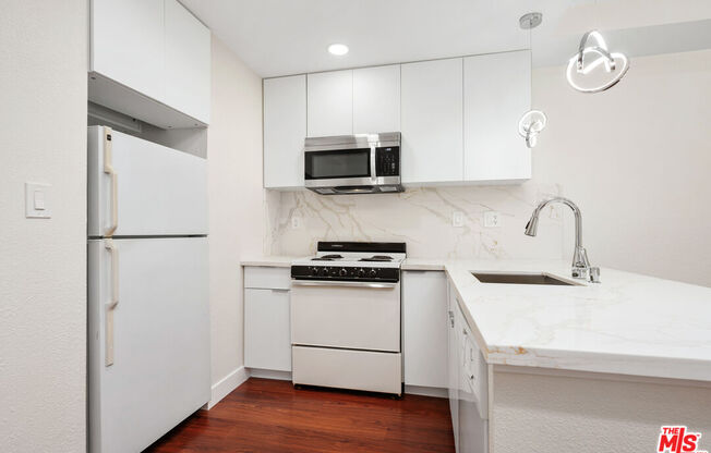 Studio, 1 bath, 407 sqft, $2,600, Unit 225