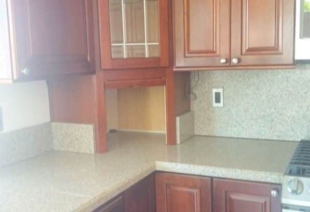 Available Now….large 4 bedroom in Vista, with bonus sunroom