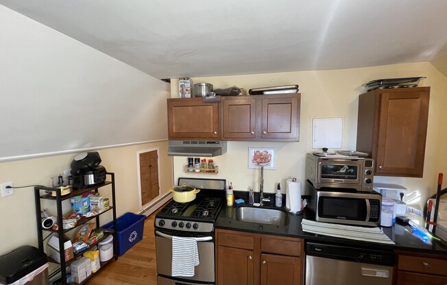 2 beds, 1 bath, $3,700, Unit 3