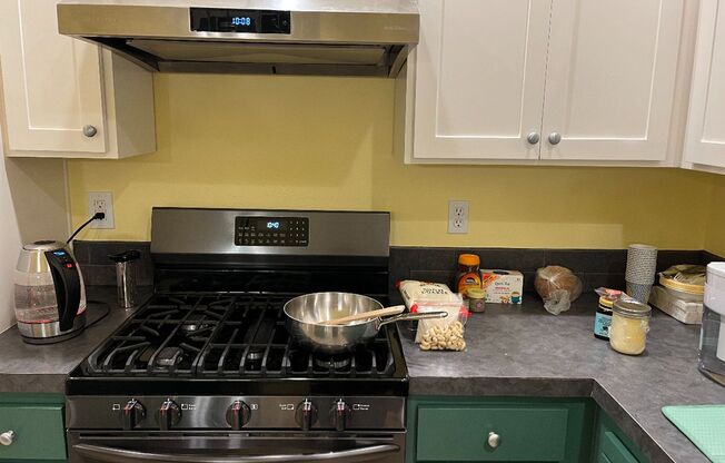 Stunning End-Unit Townhouse 3 bed, 2.5 bath, LVP floors, Peaceful **NIKE