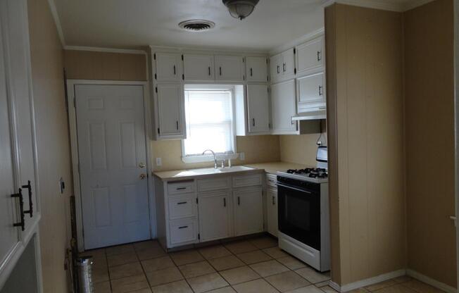 3 beds, 1 bath, $950