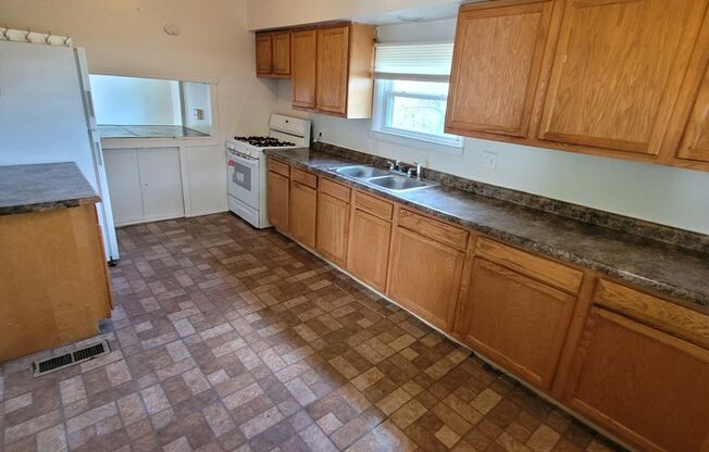 3 BEDROOM 1 BATH IN AKRON FOR RENT!