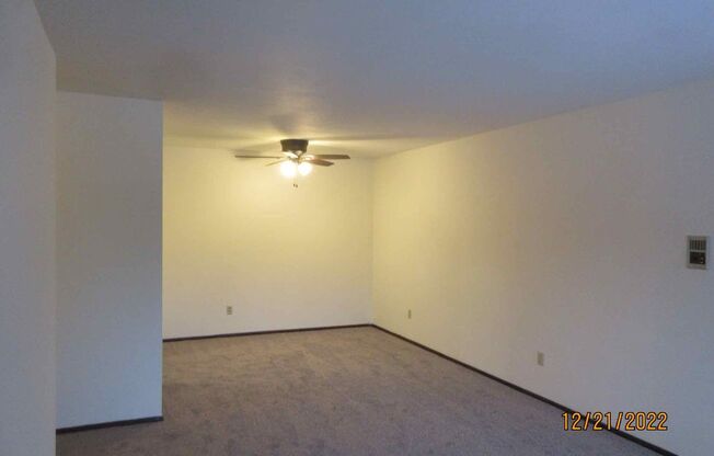 2 beds, 1 bath, $1,075, Unit 15623 - 09