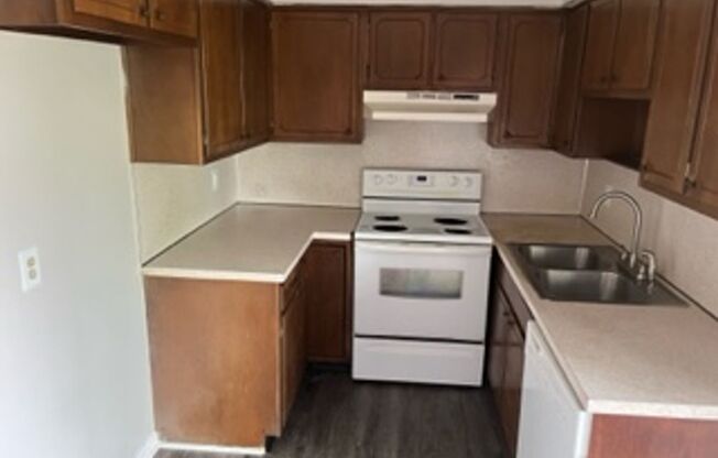 2 beds, 2 baths, $1,200, Unit 4