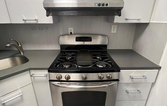 Studio, 1 bath, 450 sqft, $2,700, Unit 6X
